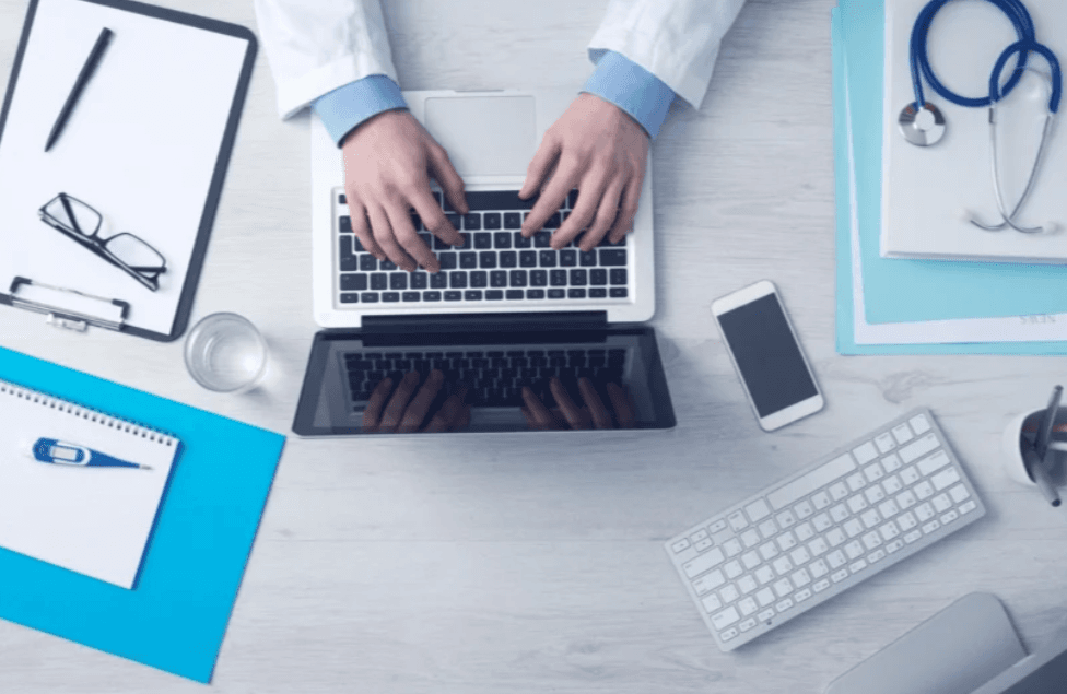 Afya e Microsoft lançam guia prático de IA para médicos