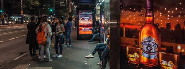 A Marca de Whisky Chivas lança campanha em painel da Otima