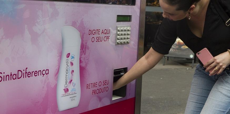 Ação promove amostras grátis de dermacyd em mobiliário urbano.