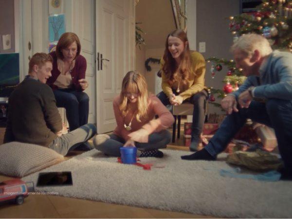 Samsung lança campanha para o Natal com peças de mídia exterior.