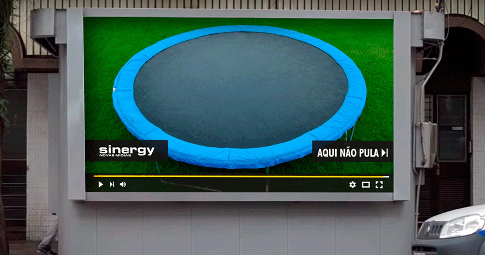 Campanha de mídia exterior faz brincadeira com digital