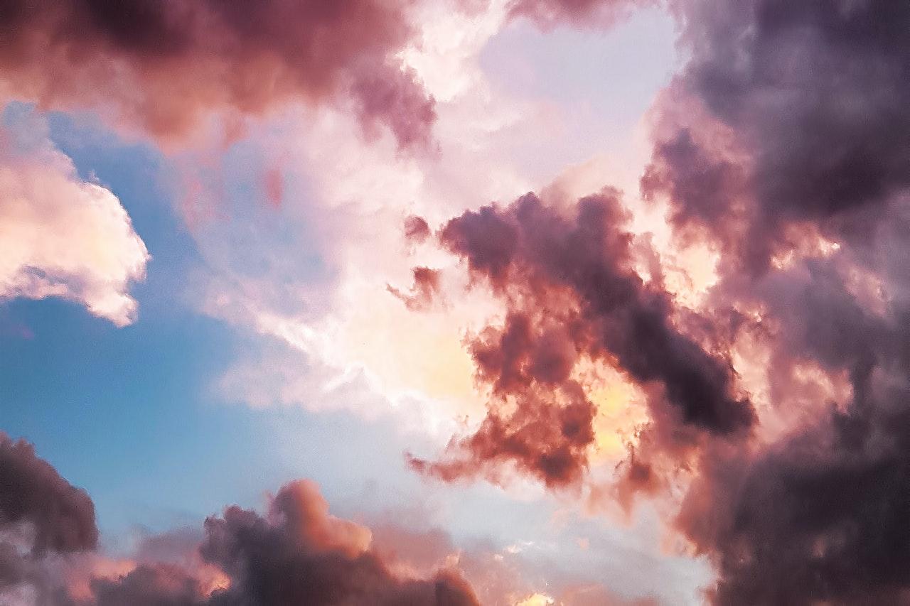 Céu Azul, mas com nuvens carregadas atrás das montanhas