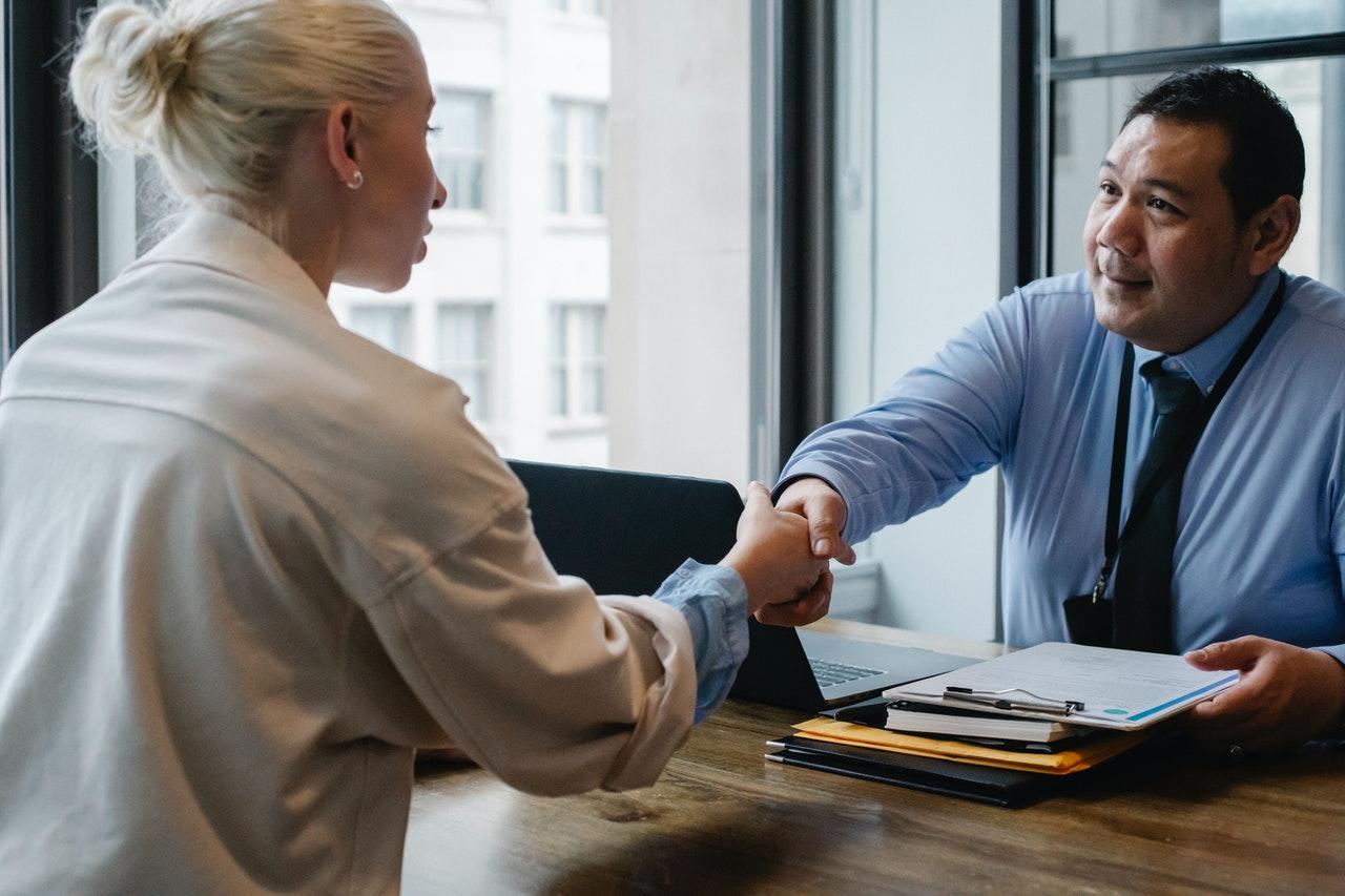 Quem você contrataria para selecionar o melhor para a sua empresa?