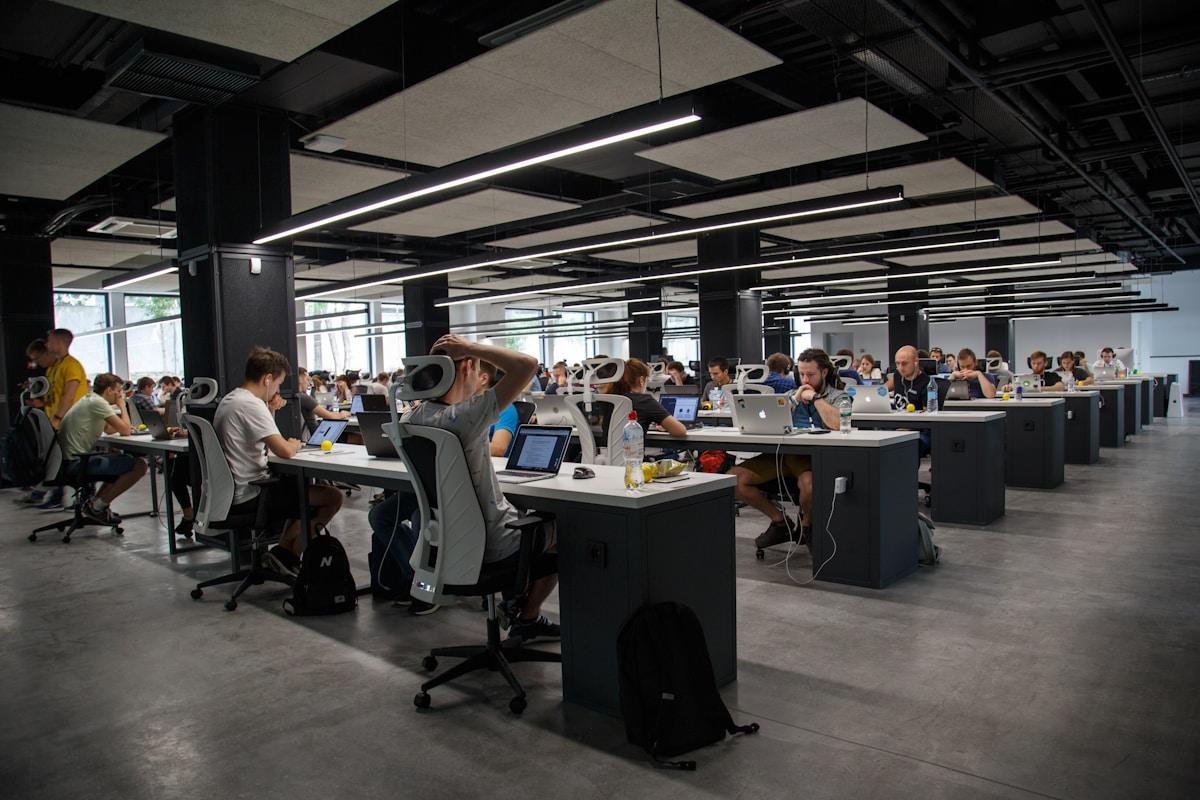 A Soberania do Código: Por que a Construção de IAs Proprietárias é o Novo Divisor entre Líderes e Reféns