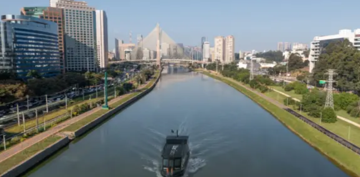 Uber, Uber Barco, Uber Tobogã, mobilidade urbana, São Paulo, Rio de Janeiro, 10 anos de Uber, transporte alternativo, celebração, inovação.