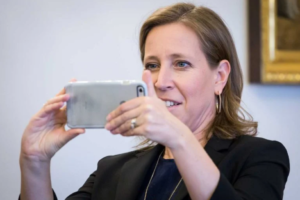 Susan Wojcicki, YouTube, Google, mercado de tecnologia, liderança feminina, Patrícia Muratori, Diversidade e Inclusão, aquisição do YouTube, impacto financeiro do YouTube, inovação no mercado digital