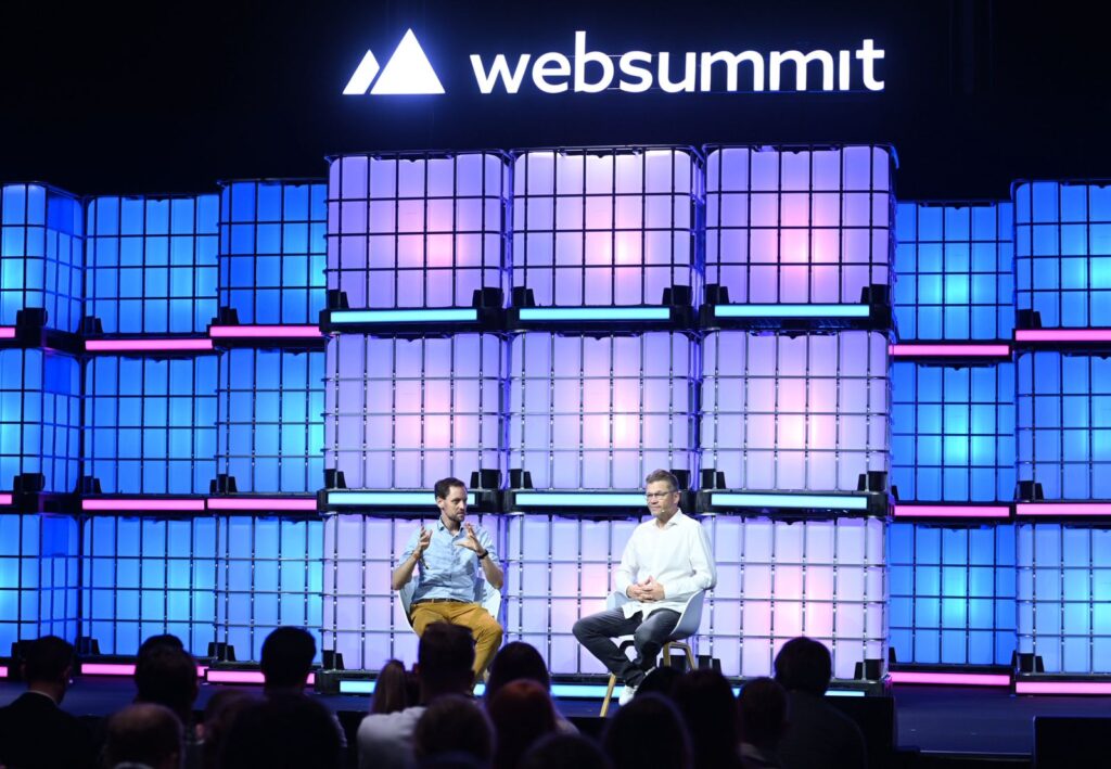 Jan Goetz no WebSummit Lisboa explicando o avanço da computação quântica pela IQM