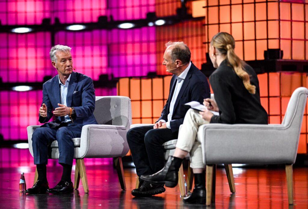 Tim Berners-Lee, John Bruce e Lauren Jackson no painel sobre soberania digital no Web Summit 2025